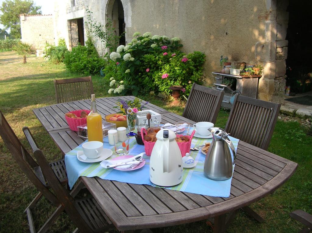 Le Logis De La Poupeliere Bed & Breakfast Vouhe  Exterior photo